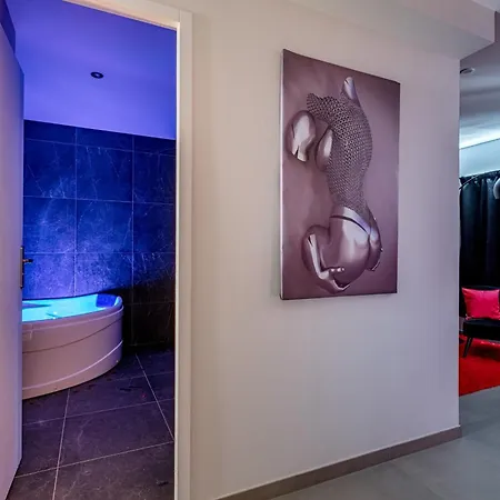 Beige Hospitalite - Ruby - - Netflix * Saint-Etienne (Loire)